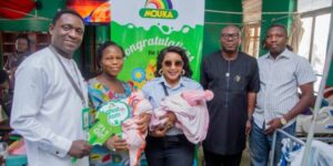 PIC-4-PRESENTATION-TO-THE-MOTHER-OF-THE-FIRST-BABY-AT-THE-UNIVERSITY-COLLEGE-HOSPITAL-UCH-IBADAN-1-750x375